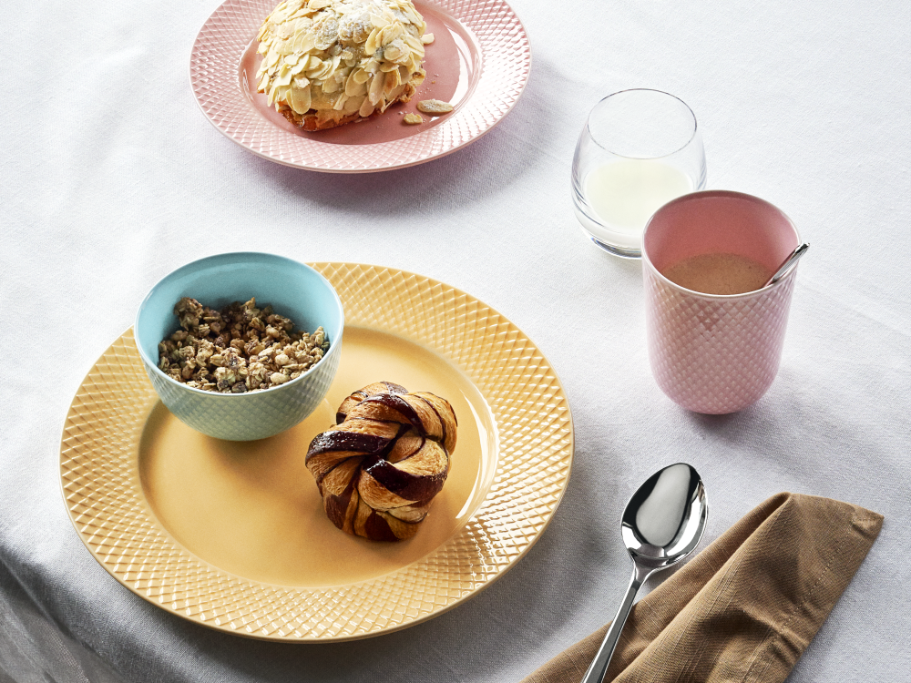 Lyngby Porcelæn Rhombe middagstallerken, sand - Ø: 27 cm. - Bahne